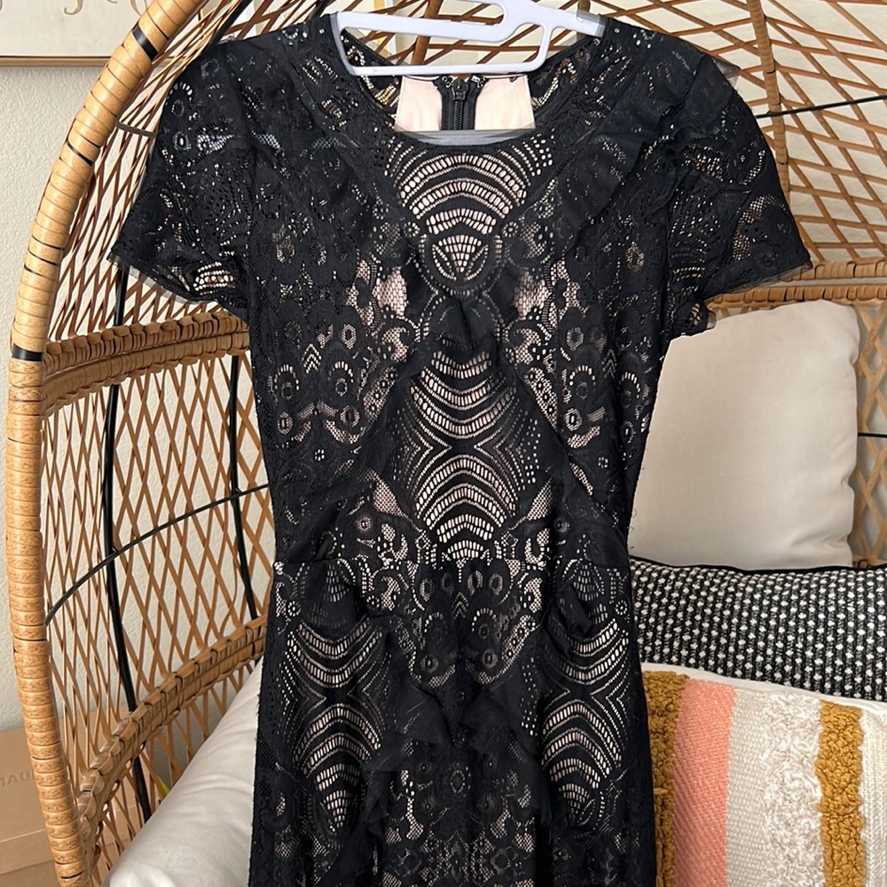 BCBGMAXAZRIA short-sleeve stretch lace gown